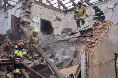 Kharkiv, Ukrayna, 11 Haziran 2025. İtfaiyeciler, Rus Şaban uçakları tarafından vurulan Harkiv 'deki bir yerleşim yerine gidiyorlar. Hasar çok fazlaydı ve birkaç apartman yanmaya başladı..