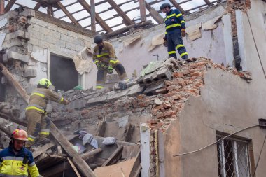Kharkiv, Ukrayna, 11 Haziran 2025. İtfaiyeciler, Rus Şaban uçakları tarafından vurulan Harkiv 'deki bir yerleşim yerine gidiyorlar. Hasar çok fazlaydı ve birkaç apartman yanmaya başladı..