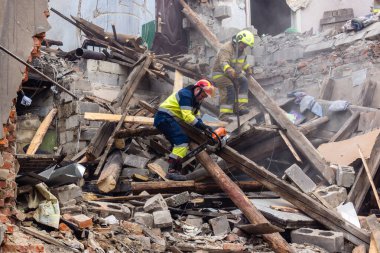 Kharkiv, Ukrayna, 11 Haziran 2025. İtfaiyeciler, Rus Şaban uçakları tarafından vurulan Harkiv 'deki bir yerleşim yerine gidiyorlar. Hasar çok fazlaydı ve birkaç apartman yanmaya başladı..