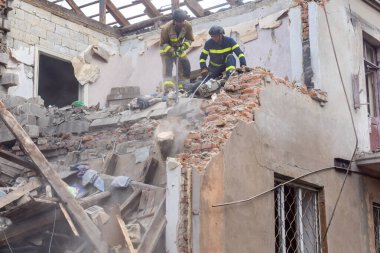 Kharkiv, Ukrayna, 11 Haziran 2025. İtfaiyeciler, Rus Şaban uçakları tarafından vurulan Harkiv 'deki bir yerleşim yerine gidiyorlar. Hasar çok fazlaydı ve birkaç apartman yanmaya başladı..