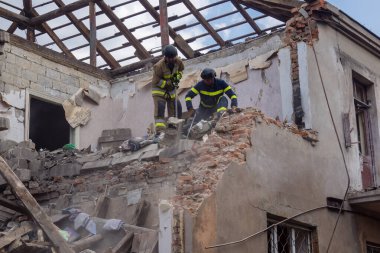 Kharkiv, Ukrayna, 11 Haziran 2025. İtfaiyeciler, Rus Şaban uçakları tarafından vurulan Harkiv 'deki bir yerleşim yerine gidiyorlar. Hasar çok fazlaydı ve birkaç apartman yanmaya başladı..