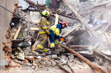 Kharkiv, Ukrayna, 11 Haziran 2025. İtfaiyeciler, Rus Şaban uçakları tarafından vurulan Harkiv 'deki bir yerleşim yerine gidiyorlar. Hasar çok fazlaydı ve birkaç apartman yanmaya başladı..