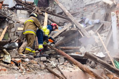 Kharkiv, Ukrayna, 11 Haziran 2025. İtfaiyeciler, Rus Şaban uçakları tarafından vurulan Harkiv 'deki bir yerleşim yerine gidiyorlar. Hasar çok fazlaydı ve birkaç apartman yanmaya başladı..