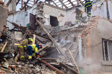 Kharkiv, Ukrayna, 11 Haziran 2025. İtfaiyeciler, Rus Şaban uçakları tarafından vurulan Harkiv 'deki bir yerleşim yerine gidiyorlar. Hasar çok fazlaydı ve birkaç apartman yanmaya başladı..