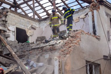 Kharkiv, Ukrayna, 11 Haziran 2025. İtfaiyeciler, Rus Şaban uçakları tarafından vurulan Harkiv 'deki bir yerleşim yerine gidiyorlar. Hasar çok fazlaydı ve birkaç apartman yanmaya başladı..