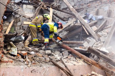 Kharkiv, Ukrayna, 11 Haziran 2025. İtfaiyeciler, Rus Şaban uçakları tarafından vurulan Harkiv 'deki bir yerleşim yerine gidiyorlar. Hasar çok fazlaydı ve birkaç apartman yanmaya başladı..