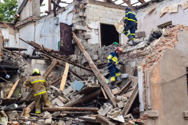 Kharkiv, Ukrayna, 11 Haziran 2025. İtfaiyeciler, Rus Şaban uçakları tarafından vurulan Harkiv 'deki bir yerleşim yerine gidiyorlar. Hasar çok fazlaydı ve birkaç apartman yanmaya başladı..