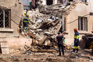 Kharkiv, Ukrayna, 11 Haziran 2025. İtfaiyeciler, Rus Şaban uçakları tarafından vurulan Harkiv 'deki bir yerleşim yerine gidiyorlar. Hasar çok fazlaydı ve birkaç apartman yanmaya başladı..