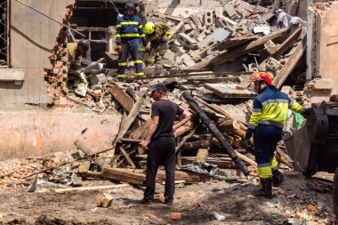 Kharkiv, Ukrayna, 11 Haziran 2025. İtfaiyeciler, Rus Şaban uçakları tarafından vurulan Harkiv 'deki bir yerleşim yerine gidiyorlar. Hasar çok fazlaydı ve birkaç apartman yanmaya başladı..