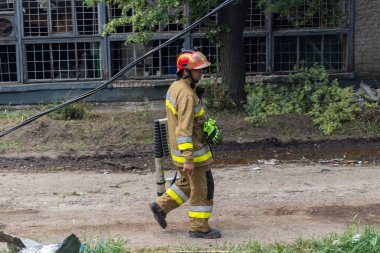 Kharkiv, Ukrayna, 11 Haziran 2025. İtfaiyeciler, Rus Şaban uçakları tarafından vurulan Harkiv 'deki bir yerleşim yerine gidiyorlar. Hasar çok fazlaydı ve birkaç apartman yanmaya başladı..