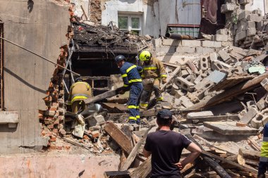 Kharkiv, Ukrayna, 11 Haziran 2025. İtfaiyeciler, Rus Şaban uçakları tarafından vurulan Harkiv 'deki bir yerleşim yerine gidiyorlar. Hasar çok fazlaydı ve birkaç apartman yanmaya başladı..