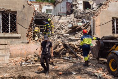 Kharkiv, Ukrayna, 11 Haziran 2025. İtfaiyeciler, Rus Şaban uçakları tarafından vurulan Harkiv 'deki bir yerleşim yerine gidiyorlar. Hasar çok fazlaydı ve birkaç apartman yanmaya başladı..