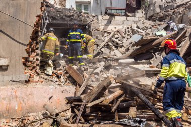 Kharkiv, Ukrayna, 11 Haziran 2025. İtfaiyeciler, Rus Şaban uçakları tarafından vurulan Harkiv 'deki bir yerleşim yerine gidiyorlar. Hasar çok fazlaydı ve birkaç apartman yanmaya başladı..