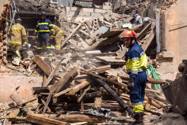 Kharkiv, Ukrayna, 11 Haziran 2025. İtfaiyeciler, Rus Şaban uçakları tarafından vurulan Harkiv 'deki bir yerleşim yerine gidiyorlar. Hasar çok fazlaydı ve birkaç apartman yanmaya başladı..