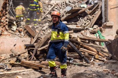 Kharkiv, Ukrayna, 11 Haziran 2025. İtfaiyeciler, Rus Şaban uçakları tarafından vurulan Harkiv 'deki bir yerleşim yerine gidiyorlar. Hasar çok fazlaydı ve birkaç apartman yanmaya başladı..