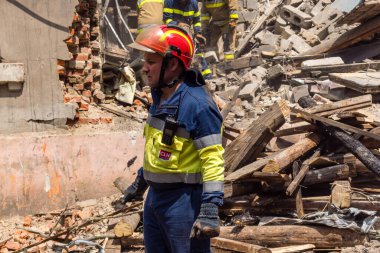 Kharkiv, Ukrayna, 11 Haziran 2025. İtfaiyeciler, Rus Şaban uçakları tarafından vurulan Harkiv 'deki bir yerleşim yerine gidiyorlar. Hasar çok fazlaydı ve birkaç apartman yanmaya başladı..