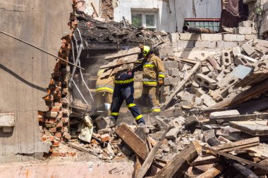 Kharkiv, Ukrayna, 11 Haziran 2025. İtfaiyeciler, Rus Şaban uçakları tarafından vurulan Harkiv 'deki bir yerleşim yerine gidiyorlar. Hasar çok fazlaydı ve birkaç apartman yanmaya başladı..