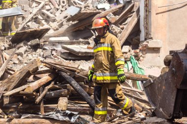 Kharkiv, Ukrayna, 11 Haziran 2025. İtfaiyeciler, Rus Şaban uçakları tarafından vurulan Harkiv 'deki bir yerleşim yerine gidiyorlar. Hasar çok fazlaydı ve birkaç apartman yanmaya başladı..