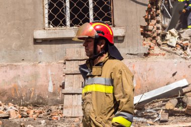 Kharkiv, Ukrayna, 11 Haziran 2025. İtfaiyeciler, Rus Şaban uçakları tarafından vurulan Harkiv 'deki bir yerleşim yerine gidiyorlar. Hasar çok fazlaydı ve birkaç apartman yanmaya başladı..