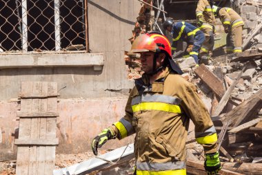 Kharkiv, Ukrayna, 11 Haziran 2025. İtfaiyeciler, Rus Şaban uçakları tarafından vurulan Harkiv 'deki bir yerleşim yerine gidiyorlar. Hasar çok fazlaydı ve birkaç apartman yanmaya başladı..