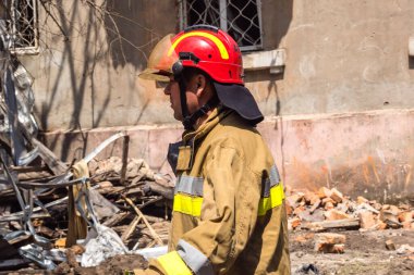 Kharkiv, Ukrayna, 11 Haziran 2025. İtfaiyeciler, Rus Şaban uçakları tarafından vurulan Harkiv 'deki bir yerleşim yerine gidiyorlar. Hasar çok fazlaydı ve birkaç apartman yanmaya başladı..