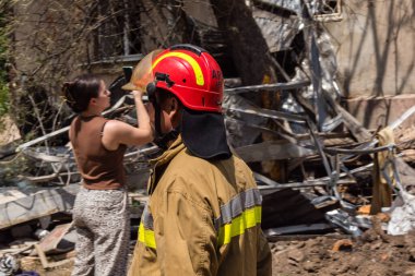 Kharkiv, Ukrayna, 11 Haziran 2025. İtfaiyeciler, Rus Şaban uçakları tarafından vurulan Harkiv 'deki bir yerleşim yerine gidiyorlar. Hasar çok fazlaydı ve birkaç apartman yanmaya başladı..