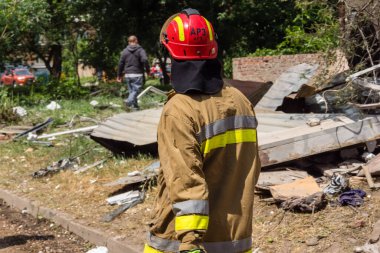 Kharkiv, Ukrayna, 11 Haziran 2025. İtfaiyeciler, Rus Şaban uçakları tarafından vurulan Harkiv 'deki bir yerleşim yerine gidiyorlar. Hasar çok fazlaydı ve birkaç apartman yanmaya başladı..