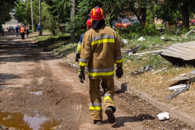 Kharkiv, Ukrayna, 11 Haziran 2025. İtfaiyeciler, Rus Şaban uçakları tarafından vurulan Harkiv 'deki bir yerleşim yerine gidiyorlar. Hasar çok fazlaydı ve birkaç apartman yanmaya başladı..