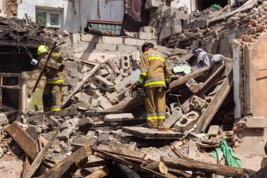 Kharkiv, Ukrayna, 11 Haziran 2025. İtfaiyeciler, Rus Şaban uçakları tarafından vurulan Harkiv 'deki bir yerleşim yerine gidiyorlar. Hasar çok fazlaydı ve birkaç apartman yanmaya başladı..