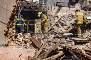 Kharkiv, Ukrayna, 11 Haziran 2025. İtfaiyeciler, Rus Şaban uçakları tarafından vurulan Harkiv 'deki bir yerleşim yerine gidiyorlar. Hasar çok fazlaydı ve birkaç apartman yanmaya başladı..