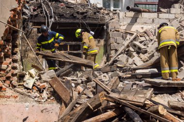 Kharkiv, Ukrayna, 11 Haziran 2025. İtfaiyeciler, Rus Şaban uçakları tarafından vurulan Harkiv 'deki bir yerleşim yerine gidiyorlar. Hasar çok fazlaydı ve birkaç apartman yanmaya başladı..