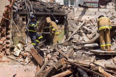 Kharkiv, Ukrayna, 11 Haziran 2025. İtfaiyeciler, Rus Şaban uçakları tarafından vurulan Harkiv 'deki bir yerleşim yerine gidiyorlar. Hasar çok fazlaydı ve birkaç apartman yanmaya başladı..