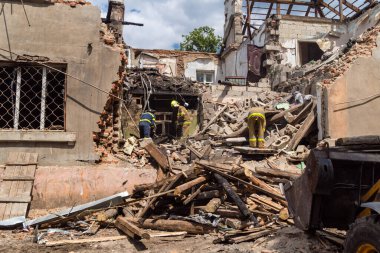 Kharkiv, Ukrayna, 11 Haziran 2025. İtfaiyeciler, Rus Şaban uçakları tarafından vurulan Harkiv 'deki bir yerleşim yerine gidiyorlar. Hasar çok fazlaydı ve birkaç apartman yanmaya başladı..