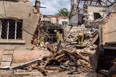Kharkiv, Ukrayna, 11 Haziran 2025. İtfaiyeciler, Rus Şaban uçakları tarafından vurulan Harkiv 'deki bir yerleşim yerine gidiyorlar. Hasar çok fazlaydı ve birkaç apartman yanmaya başladı..
