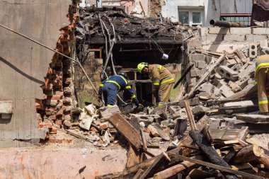 Kharkiv, Ukrayna, 11 Haziran 2025. İtfaiyeciler, Rus Şaban uçakları tarafından vurulan Harkiv 'deki bir yerleşim yerine gidiyorlar. Hasar çok fazlaydı ve birkaç apartman yanmaya başladı..