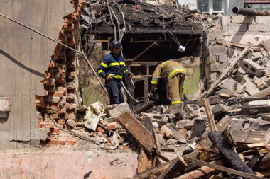 Kharkiv, Ukrayna, 11 Haziran 2025. İtfaiyeciler, Rus Şaban uçakları tarafından vurulan Harkiv 'deki bir yerleşim yerine gidiyorlar. Hasar çok fazlaydı ve birkaç apartman yanmaya başladı..