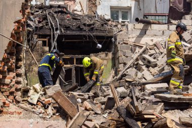 Kharkiv, Ukrayna, 11 Haziran 2025. İtfaiyeciler, Rus Şaban uçakları tarafından vurulan Harkiv 'deki bir yerleşim yerine gidiyorlar. Hasar çok fazlaydı ve birkaç apartman yanmaya başladı..