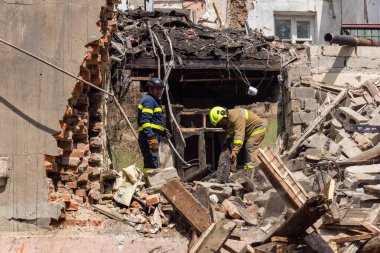 Kharkiv, Ukrayna, 11 Haziran 2025. İtfaiyeciler, Rus Şaban uçakları tarafından vurulan Harkiv 'deki bir yerleşim yerine gidiyorlar. Hasar çok fazlaydı ve birkaç apartman yanmaya başladı..