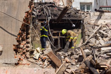 Kharkiv, Ukrayna, 11 Haziran 2025. İtfaiyeciler, Rus Şaban uçakları tarafından vurulan Harkiv 'deki bir yerleşim yerine gidiyorlar. Hasar çok fazlaydı ve birkaç apartman yanmaya başladı..