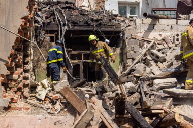 Kharkiv, Ukrayna, 11 Haziran 2025. İtfaiyeciler, Rus Şaban uçakları tarafından vurulan Harkiv 'deki bir yerleşim yerine gidiyorlar. Hasar çok fazlaydı ve birkaç apartman yanmaya başladı..