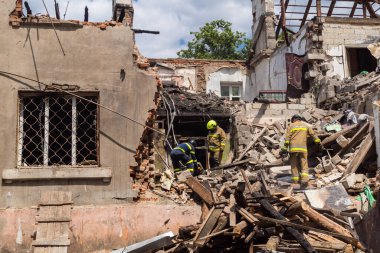 Kharkiv, Ukrayna, 11 Haziran 2025. İtfaiyeciler, Rus Şaban uçakları tarafından vurulan Harkiv 'deki bir yerleşim yerine gidiyorlar. Hasar çok fazlaydı ve birkaç apartman yanmaya başladı..