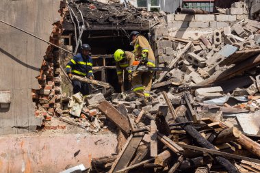 Kharkiv, Ukrayna, 11 Haziran 2025. İtfaiyeciler, Rus Şaban uçakları tarafından vurulan Harkiv 'deki bir yerleşim yerine gidiyorlar. Hasar çok fazlaydı ve birkaç apartman yanmaya başladı..