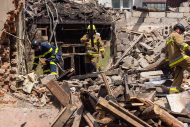 Kharkiv, Ukrayna, 11 Haziran 2025. İtfaiyeciler, Rus Şaban uçakları tarafından vurulan Harkiv 'deki bir yerleşim yerine gidiyorlar. Hasar çok fazlaydı ve birkaç apartman yanmaya başladı..