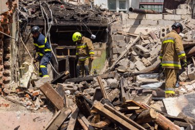 Kharkiv, Ukrayna, 11 Haziran 2025. İtfaiyeciler, Rus Şaban uçakları tarafından vurulan Harkiv 'deki bir yerleşim yerine gidiyorlar. Hasar çok fazlaydı ve birkaç apartman yanmaya başladı..