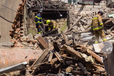 Kharkiv, Ukrayna, 11 Haziran 2025. İtfaiyeciler, Rus Şaban uçakları tarafından vurulan Harkiv 'deki bir yerleşim yerine gidiyorlar. Hasar çok fazlaydı ve birkaç apartman yanmaya başladı..