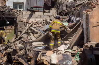 Kharkiv, Ukrayna, 11 Haziran 2025. İtfaiyeciler, Rus Şaban uçakları tarafından vurulan Harkiv 'deki bir yerleşim yerine gidiyorlar. Hasar çok fazlaydı ve birkaç apartman yanmaya başladı..