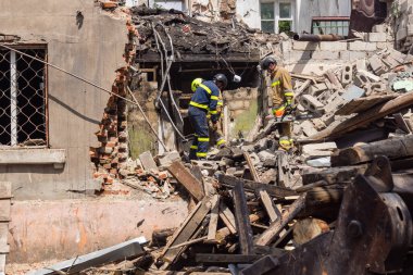 Kharkiv, Ukrayna, 11 Haziran 2025. İtfaiyeciler, Rus Şaban uçakları tarafından vurulan Harkiv 'deki bir yerleşim yerine gidiyorlar. Hasar çok fazlaydı ve birkaç apartman yanmaya başladı..