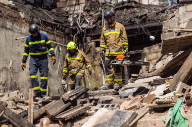 Kharkiv, Ukrayna, 11 Haziran 2025. İtfaiyeciler, Rus Şaban uçakları tarafından vurulan Harkiv 'deki bir yerleşim yerine gidiyorlar. Hasar çok fazlaydı ve birkaç apartman yanmaya başladı..