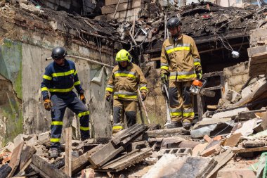 Kharkiv, Ukrayna, 11 Haziran 2025. İtfaiyeciler, Rus Şaban uçakları tarafından vurulan Harkiv 'deki bir yerleşim yerine gidiyorlar. Hasar çok fazlaydı ve birkaç apartman yanmaya başladı..