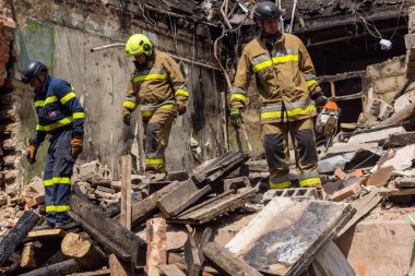 Kharkiv, Ukrayna, 11 Haziran 2025. İtfaiyeciler, Rus Şaban uçakları tarafından vurulan Harkiv 'deki bir yerleşim yerine gidiyorlar. Hasar çok fazlaydı ve birkaç apartman yanmaya başladı..